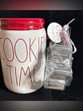 NEW RAE DUNN Holiday Christmas "COOKIE TIME " Mug W/ Cookie Cutter And Gift Tag